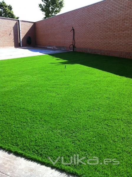 Patio con csped artificial Ecocestal