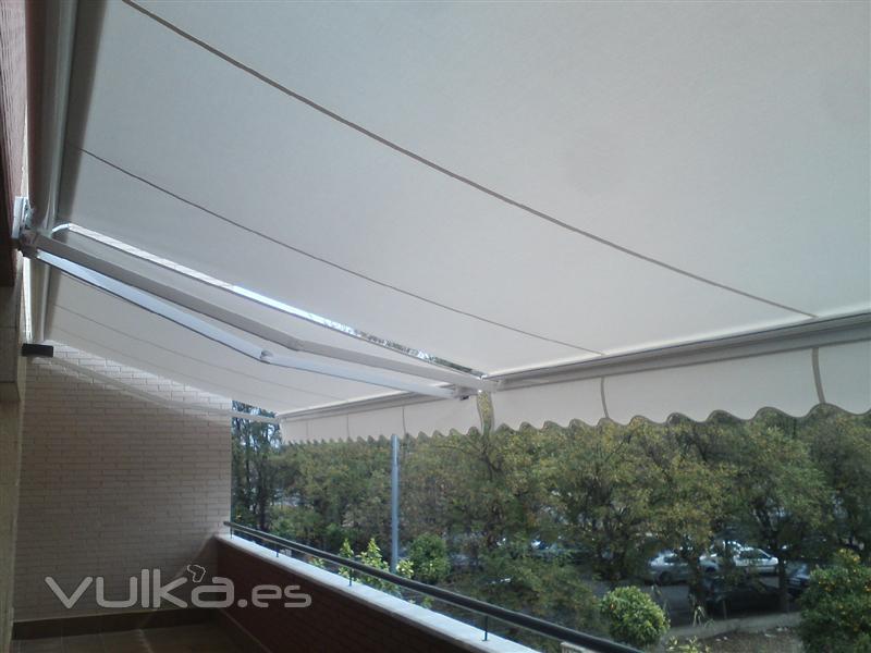 TOLDO SEMICOFRE MOTORIZADO CON SENSOR SOL-VIENTO