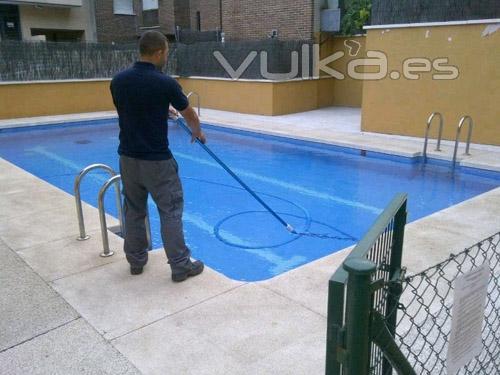 Mantenimiento y limpieza de piscinas por profesionales