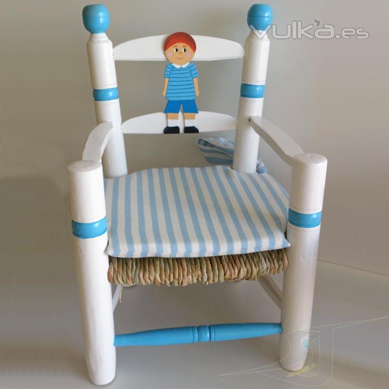 Sillón entrecosturero decorado en blanco y azul. Ideal para los más peques de la casa.