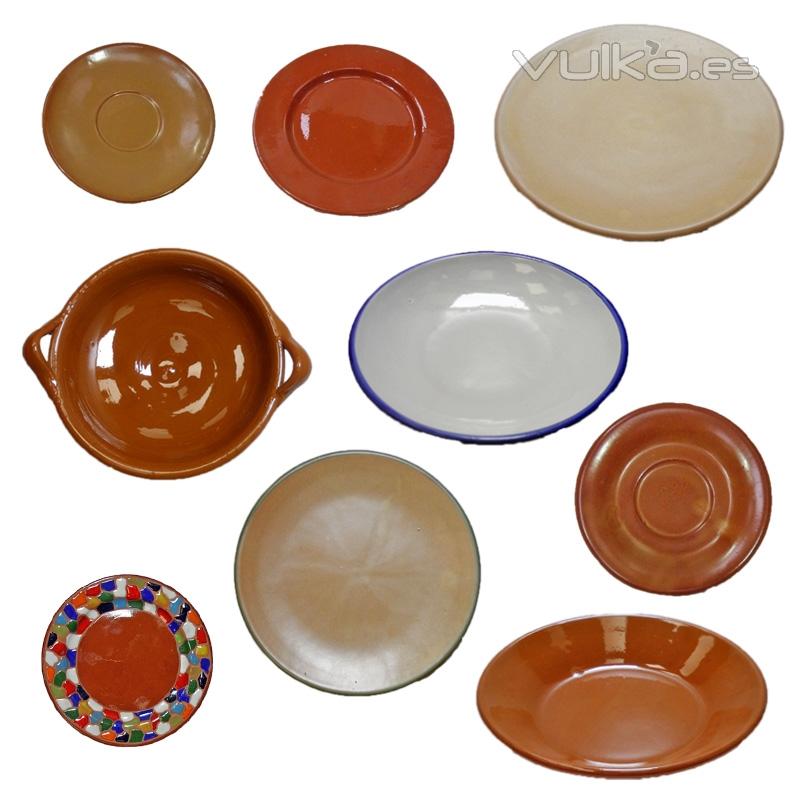 Platos de cermica de distintas formas colores y diseos.