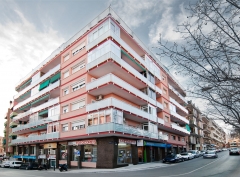 Reforma de edificio en barcelona con revestimiento de fachada