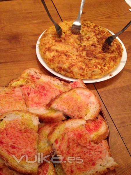 tortilla de patatas acompañada con pan con tomate