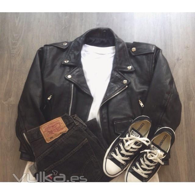 Mira este conjunto... Biker entallada con Levis y Converse 