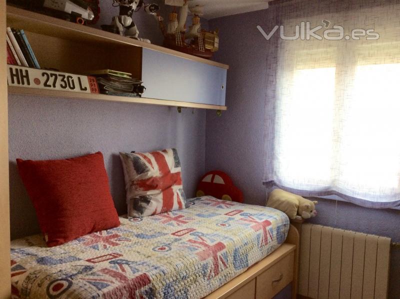 Dormitorio juvenil. Estor en visillo con hilos cruzados, colcha bouti y dos cojines de 60 x 60