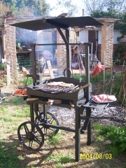 Barbacoa funcional desmontable en 7 piezas. peso 74 kg. alto 1,85 cm. ancho 1,50 cm. base fuego 75 x