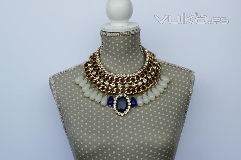 Es un Maxi Collar artesanal de nuestras colecciones de collares y bisutera artesanal fabricado con 