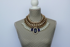 Es un maxi collar artesanal de nuestras colecciones de collares y bisuteria artesanal fabricado con