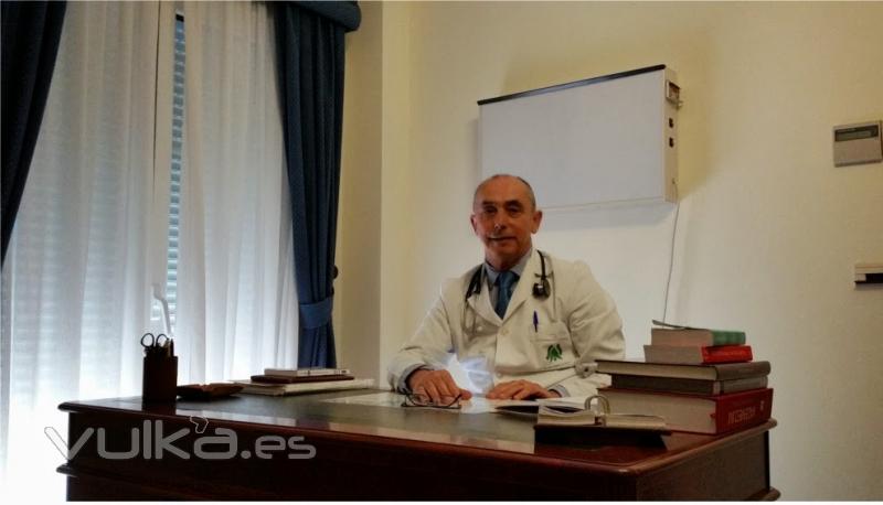 El Dr. Jos Lpez Coln en su despacho