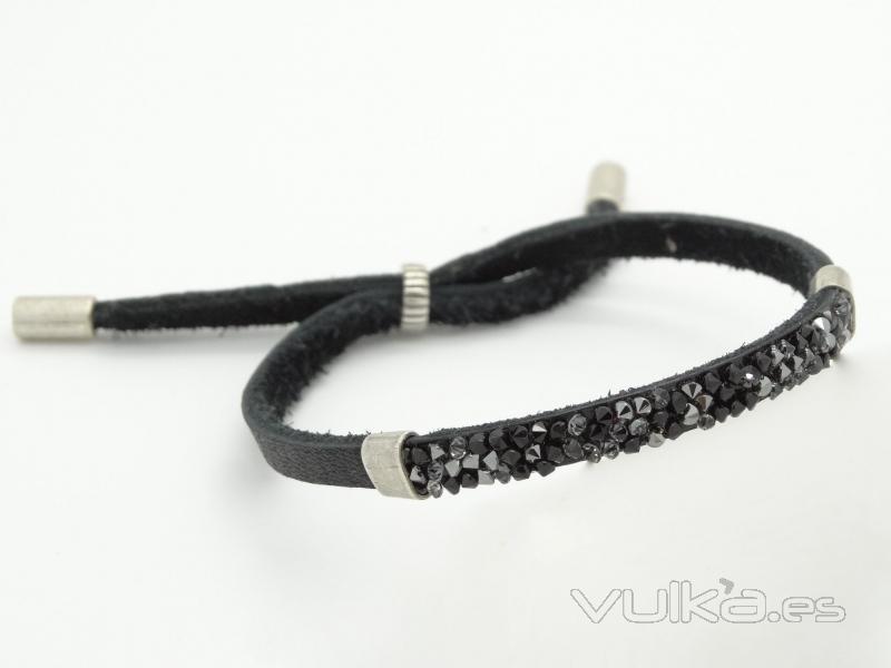 Pulsera ajustable de Piel con Cristal Swarovski negro. Hecha a mano