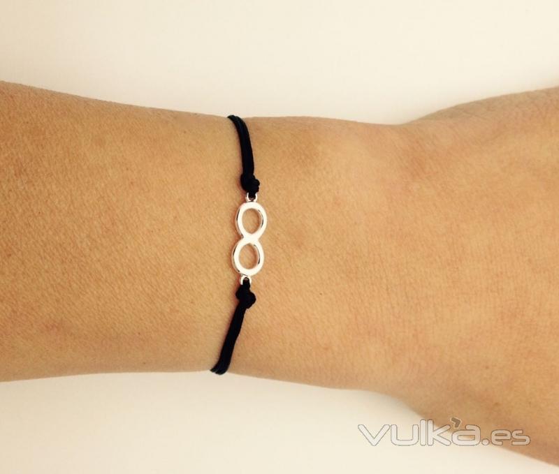 Pulsera ajustable con smbolo infinito en plata. Hecha a mano