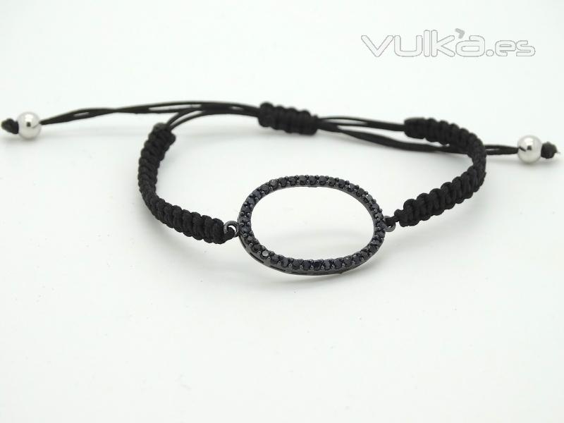 Pulsera ajustable de plata con macram negro y pieza de Circonitas Negras. Hecha a mano