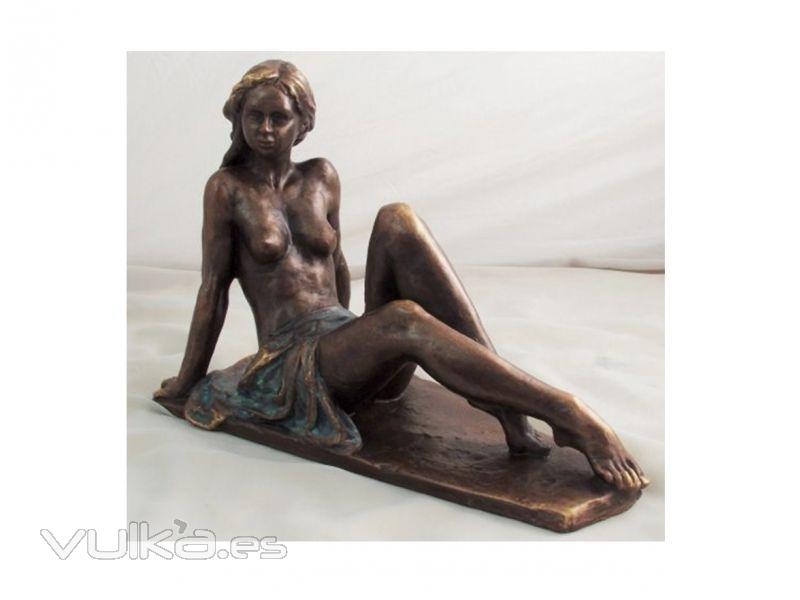 Aurora, elegante escultura de semidesnudo femenino. Acabados en bronce. Lluis Jord