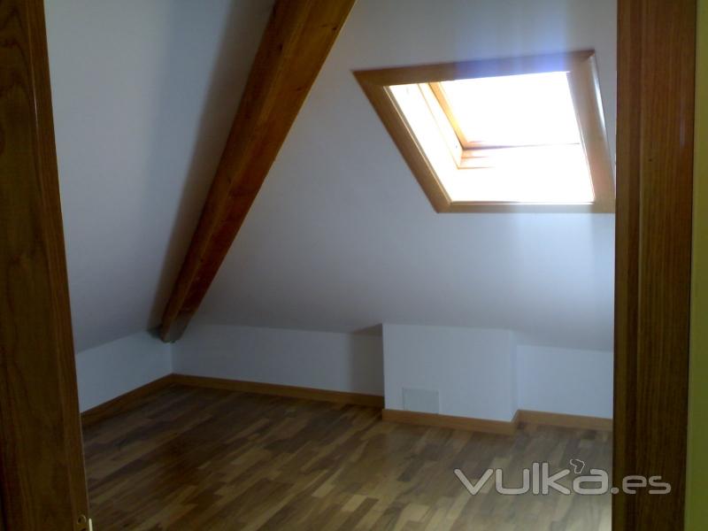 Velux, pladur, tarima, vigas.