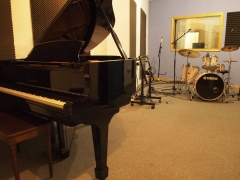Sala de grabacion con piano de cola