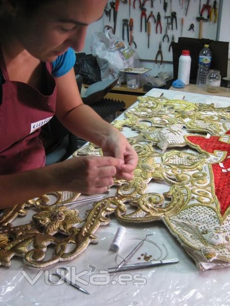 Restauración de tejidos y textiles: pendón procesional de Cofradía de Torrent