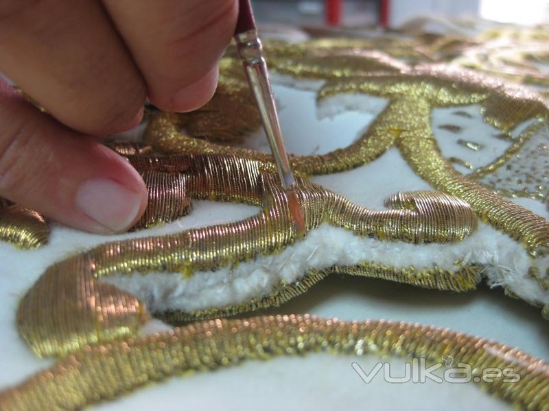 Restauración de textiles: Cosidos pendón de Torrent.