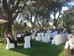 Trio en ceremonia civil en el jardin