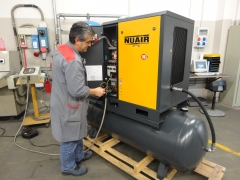 Tecnico nuair airum verificando compresor de tornillo