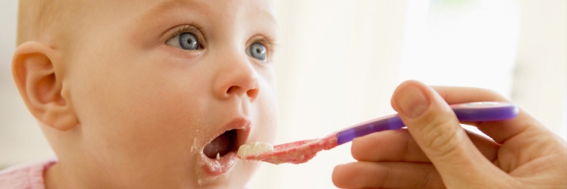 bebé comiendo