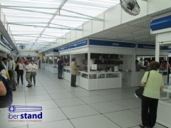 Stands exteriores con pasillo cubierto