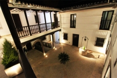 Interior y patio de casa resekas