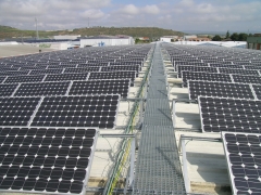 Insatalación sobre cubierta de 114 kW módulos Sun Earth 165w en Logroño (La Rioja)