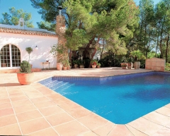 Piscina con baldosas de terracota hechas a mano