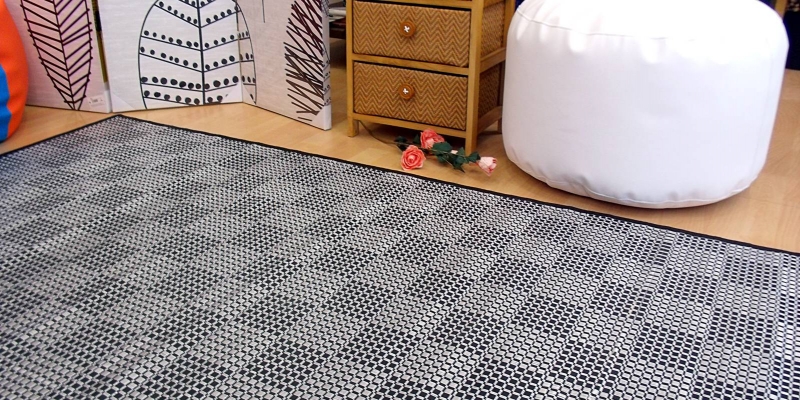 Una alfombra ligera y flexible, de bambú e hilo