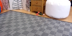 Una alfombra ligera y flexible, de bambu e hilo