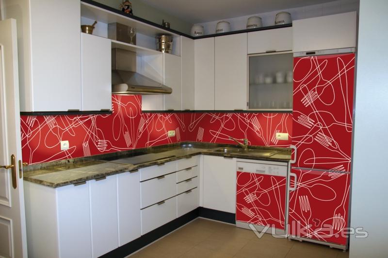 Decoracin con imn en pared de cocina y frigorfco y lavavajillas a juego. Modelo cubiertos con fondo rojo