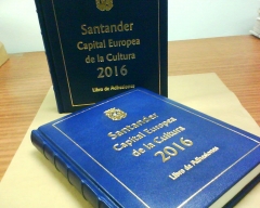Libro de firmas en piel azul acolchado con estampacion y greca en dorado