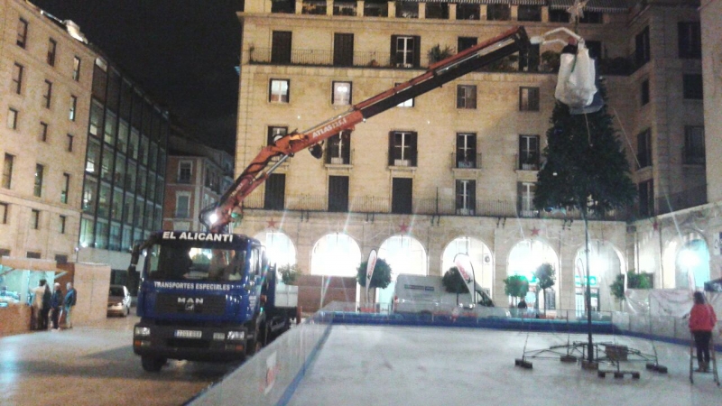 Montaje árbol Navidad en Ayuntamiento de Alicante