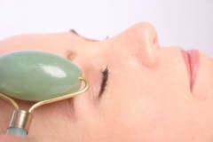 Masaje facial con rodillo de jade