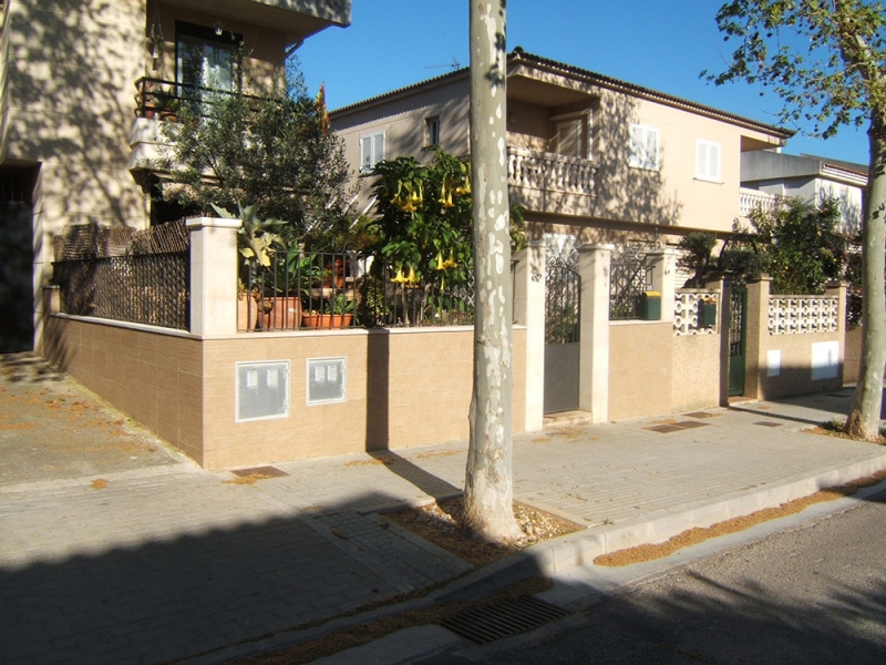 Revestimiento de cerámicos en muro y colocación de baldosas de piedra abujardada con fiolas