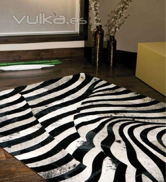 Alfombra de piel de vaca natural, modelo Visage Black & White, de Feix Belso.
