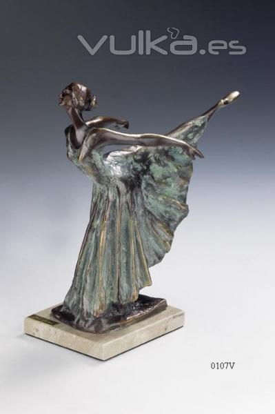 Pequea escultura con acabados de bronce autntico del escultor Llus Jord.
