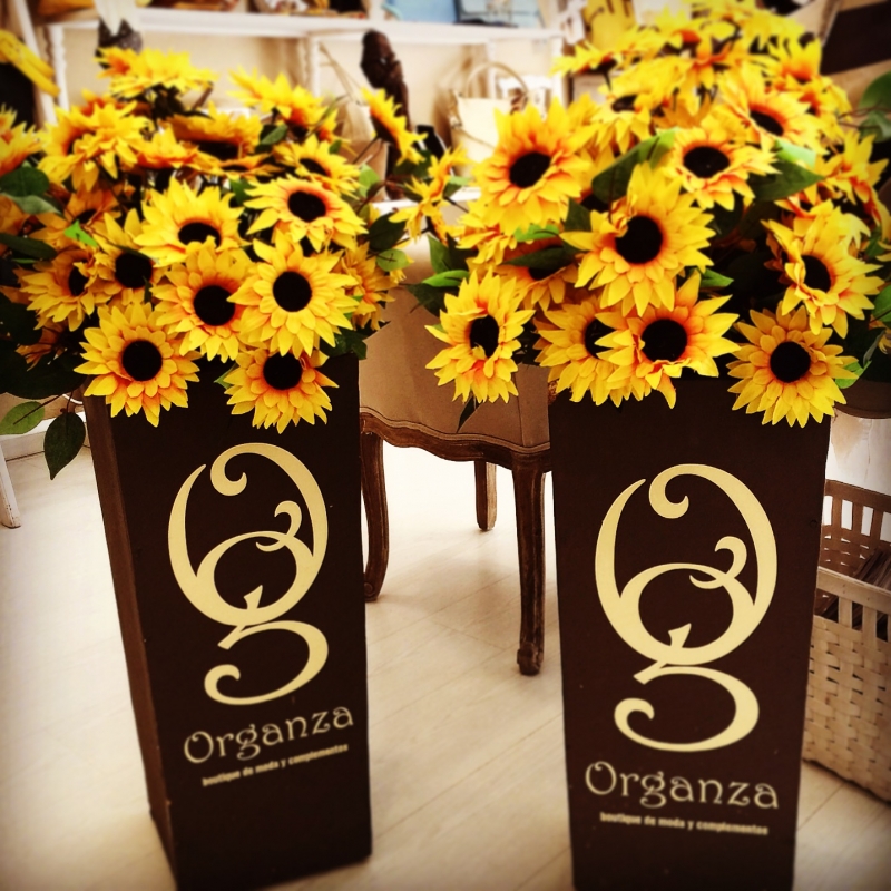 GIRASOLES los guardianes de la boutique le recibirán en la puerta