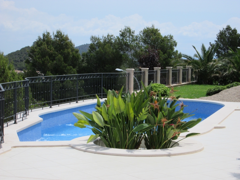 Remate de piscina con jardinera integrada