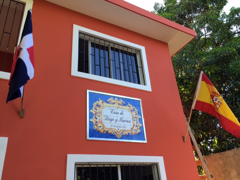 Rótulo para vivienda colocado en fachada. Mural de azulejos 120x90cm.