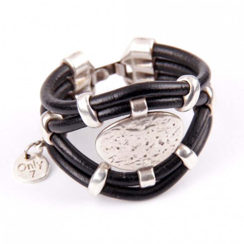 Pulsera cuero negro con adornos de zamak baado en plata