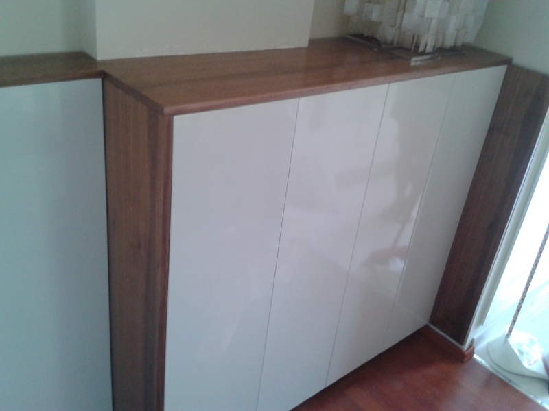 Mueble de entrada fabricado en madera de nogal y lacado gris alto brillo