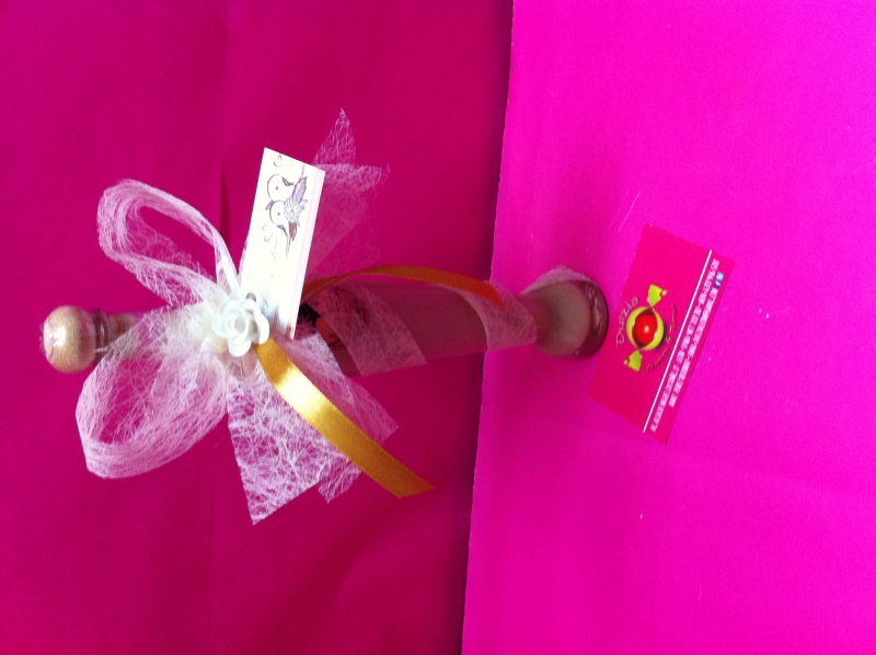 Detalle de boda (botella de crema de orujo con decoracin y tarjeta personalizada)