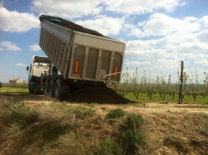 Descarga de camión trailer con 25000Kg. de compos orgánico.