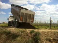 Descarga de camion trailer con 25000kg de compos organico