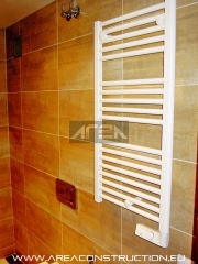 Instalacin radiador toallero elctrico, reforma bao barcelona. area construction technology