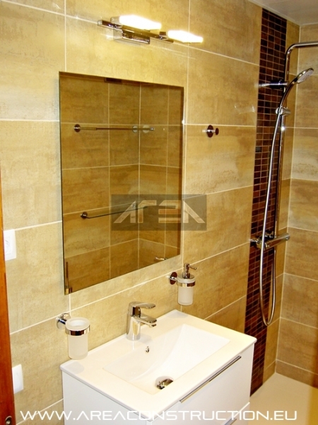 Mueble lavabo y grifera Grohe. Reforma bao Barelona. Area Construction Technology