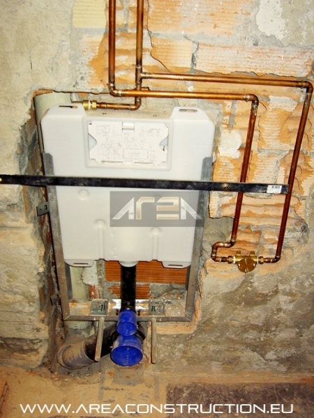 Instalacin cisterna empotrada inodoro, reforma bao, Barcelona. Area Construction Technology