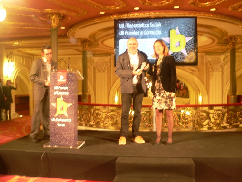 En el Teatro Arriaga, recibiendo el premio a la mejor idea comercial de Bilbao 2014.