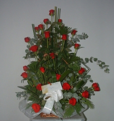 Centro vertical clásico de rosas rojas